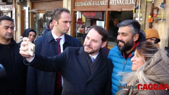 Berat Albayrak Çanakkalelilerle özçekim yaptı, gazetecilerle simidini bölüştü