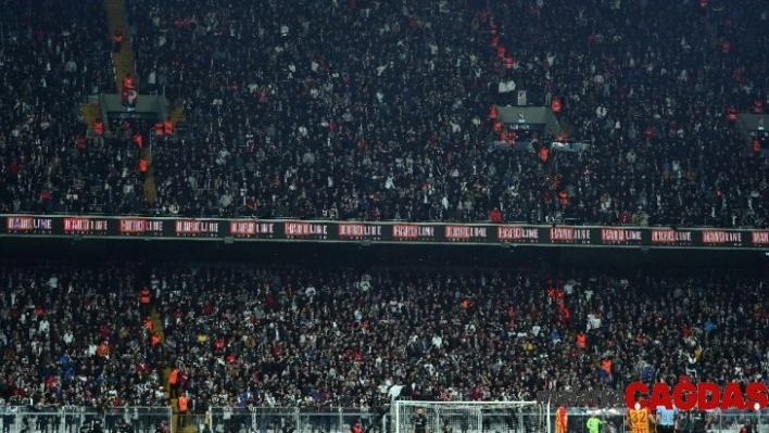 Beşiktaş'ta soğuğa rağmen tribünler doldu