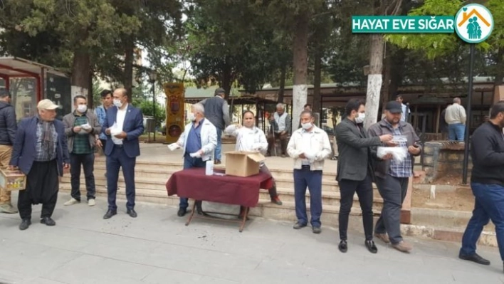 Besni'de CHP vatandaşlara ücretsiz maske dağıttı