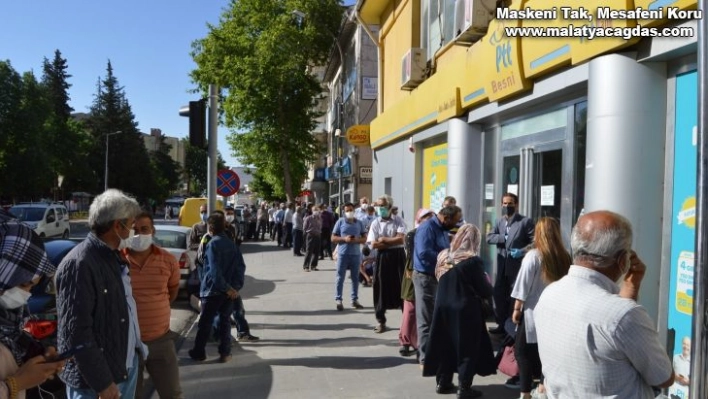 Besni'de kısıtlama sonrası Ptt önünde kuyruk oluştu