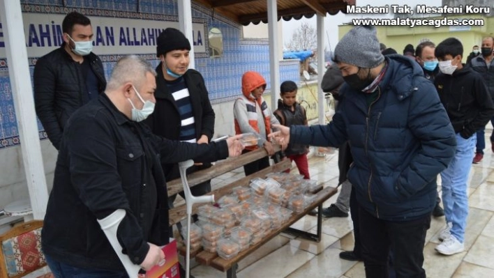 Besni'de Muhsin Yazıcıoğlu anısına tatlı dağıtıldı