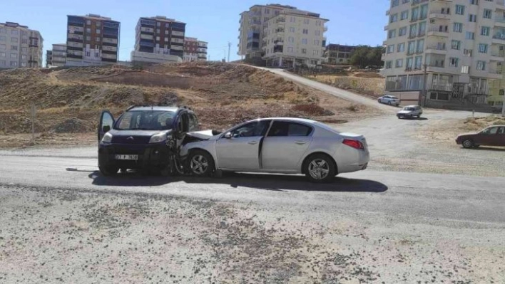 Besni'de trafik kazası: 2 yaralı