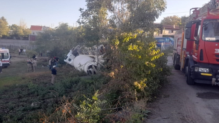 Beton mikserinde sıkışan sürücüyü itfaiye ekipleri kurtardı