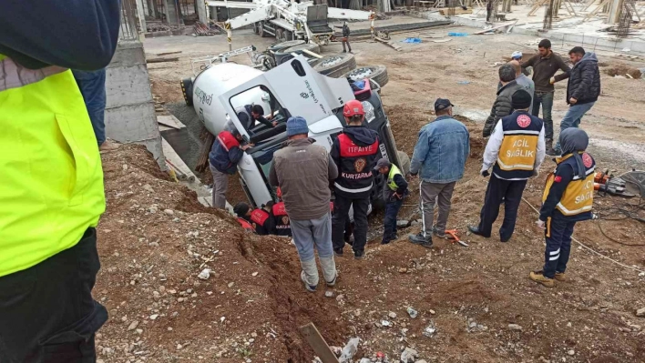 Beton mikserinin altında kalan sürücüyü itfaiye kurtardı