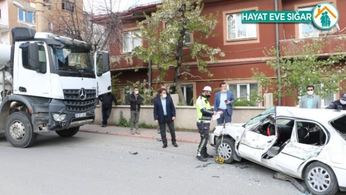 Beton mikseriyle otomobilin çarpıştığı kazada baba ve oğlu yaralandı