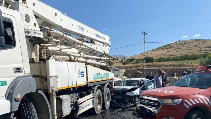 Beton pompası aracına çarpan otomobildeki 5 kişi yaralandı