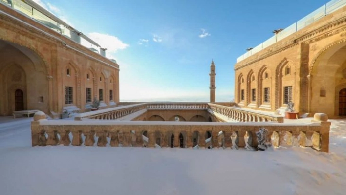 Beyaz gelinliğini giyen Mardin'de kartpostallık manzaralar oluştu