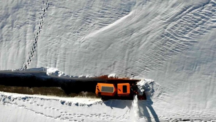 Beyaz örtüyle kaplı Nemrut Dağı'nın yolu açılıyor