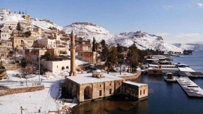 Beyaza bürünen 'sakin şehir' Halfeti, havadan görüntülendi