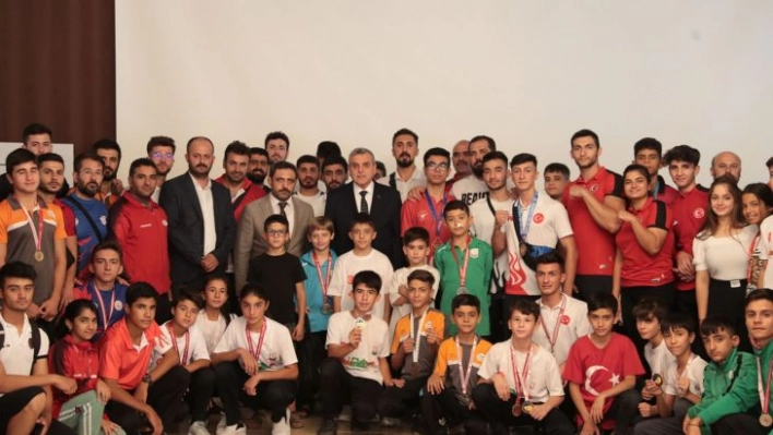 Beyazgül Şanlıurfa'ya madalyalarla dönen gençlerle bir araya geldi