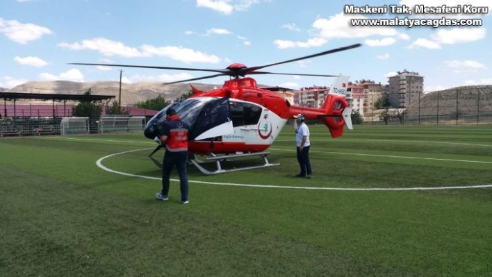 Beyin kanaması geçiren vatandaş, ambulans helikopterle hastaneye yetiştirildi