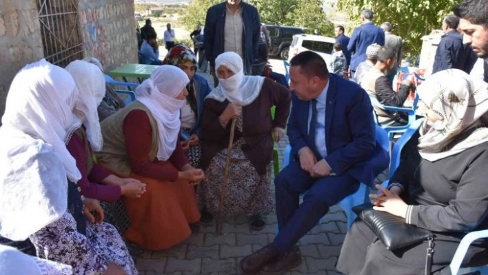 Beyoğlu, memleketi Lice'de vatandaşlara domates ikram etti