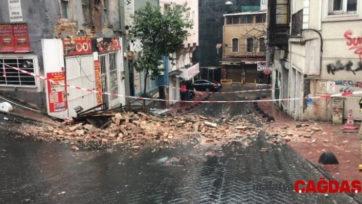 ⁃Beyoğlu'nda 2 katlı metruk binada çökme