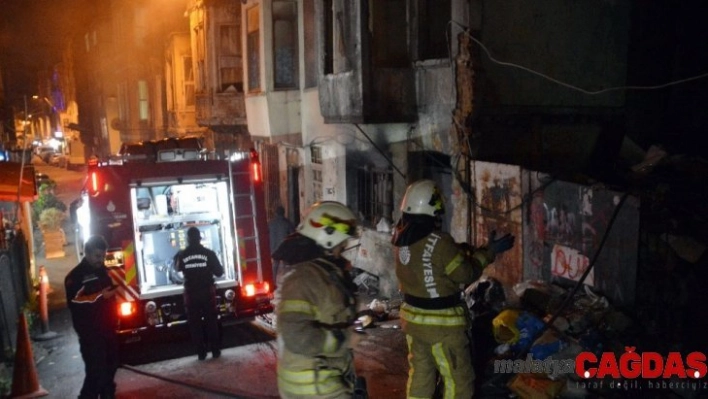 Beyoğlu'nda defalarca yanan metruk binada yangın paniği