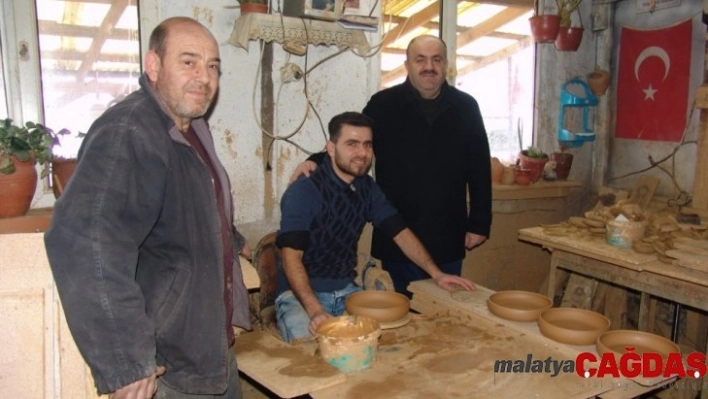 Bilecik Göç İdaresi Müdürü San'dan Suriyeli çömlek ustasına ziyaret