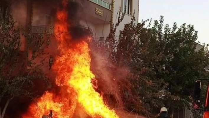 Bina bahçesinde yanan traktör lastikleri paniğe neden oldu