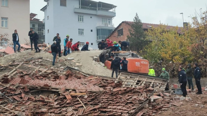 Bina yıkım esnasında çöktü: Bir kişi enkaz altında