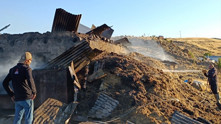 Bingöl'de ahırda çıkan yangın söndürüldü