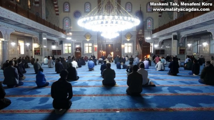 Bingöl'de bayram namazı, Covid-19 tedbirleri alınarak kılındı