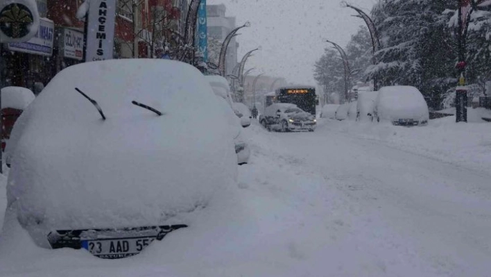 Bingöl'de kar esareti: Araçlar kara gömüldü, 281 köy yolu ulaşıma kapandı