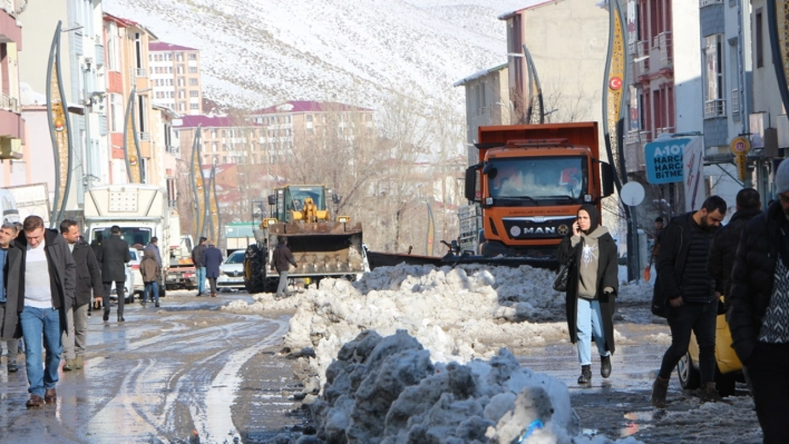 Bingöl'de kar nedeniyle kapanan köy yolları açıldı