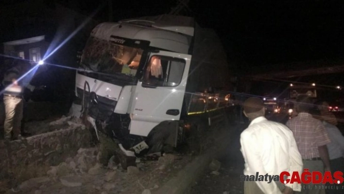 Bingöl'de tır elektrik direğine çarptı: 1 yaralı