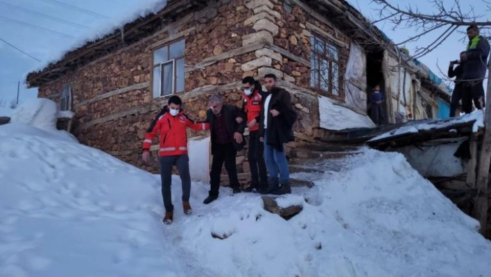 Bingöl'de UMKE karlı yolları aştı, vatandaşı hastaneye ulaştırdı