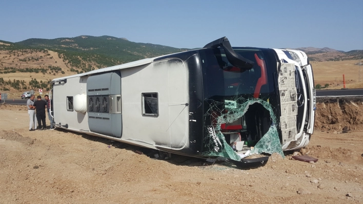 Bingöl'de yolcu otobüsünün devrilmesi sonucu 14 kişi yaralandı