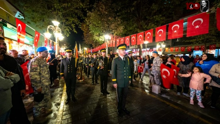 Binlerce Malatyalı Kortej Yürüyüşüne Ve Fener Alayına Katıldı