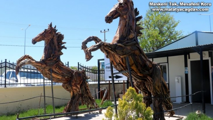 Binlerce odun parçası özenle seçildi, makine değmeden sanat eserine dönüştü