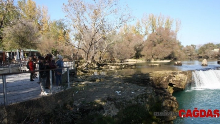 Bir günü bir gününü tutmayan Manavgat şelalesi ziyaretçilerine hayal kırıklığı yaşatıyor