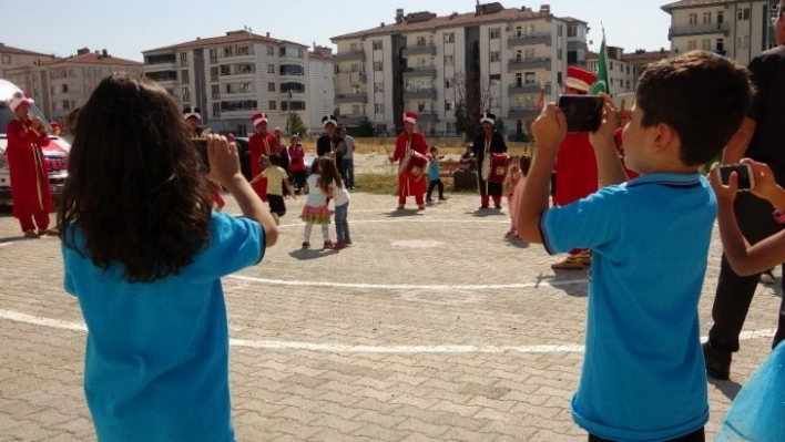 Birinci sınıf öğrencileri, şehir turu ve mehteranla okula 'Merhaba' dedi