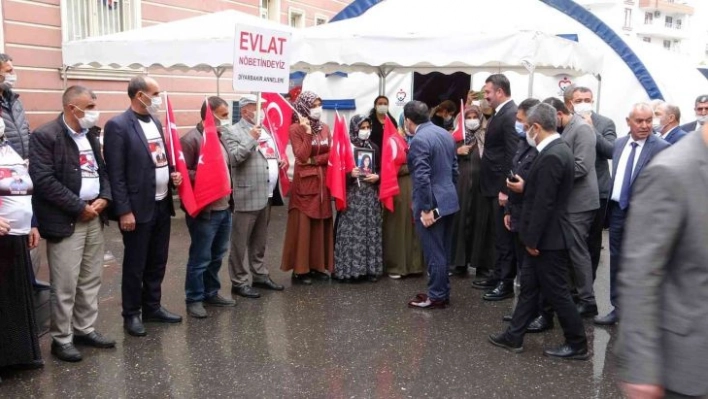 Bismil Kaymakamı Zengince, evlat nöbetindeki ailelerle bir araya geldi