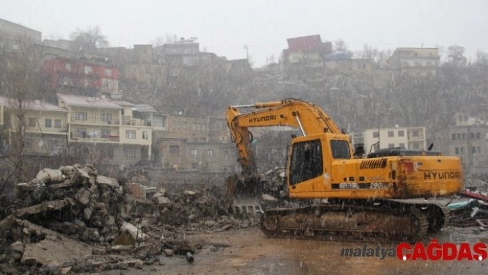 Bitlis Belediyesinden yıkım çalışması