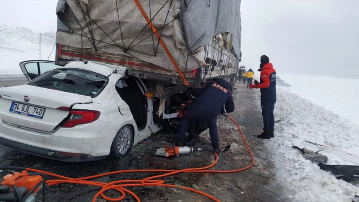 Bitlis'te otomobilin tıra çarpması sonucu 2 kişi hayatını kaybetti