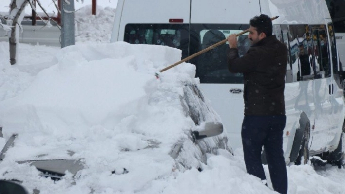 Bitlis'te 600 yerleşim yerinin yolu kardan kapalı