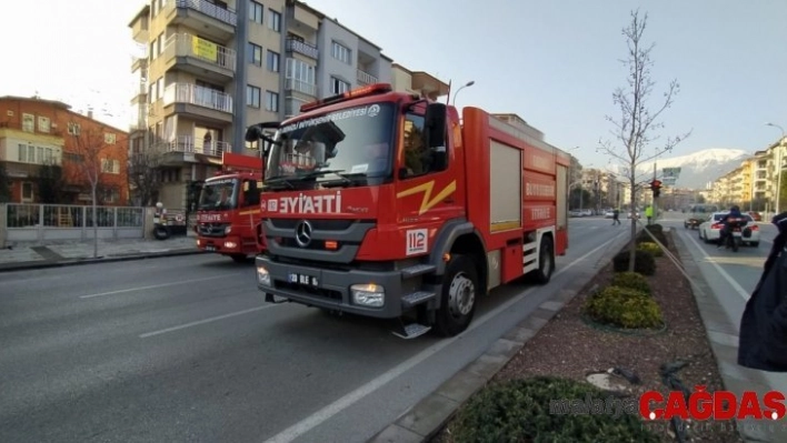 Bodrum katta çıkan yangın bina sakinlerini sokağa döktü