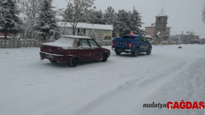 Bolvadin'de kar ve tipi nedeniyle kapanan köy yolları açıldı