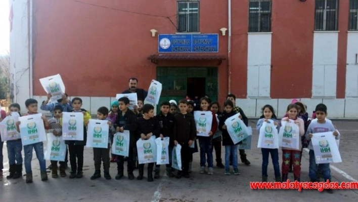 Boşatlılar Derneğinden köy okuluna kitap yardımı