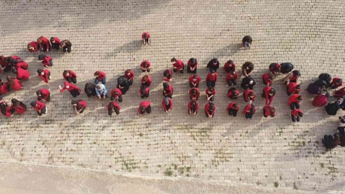 Bu proje sosyal medya bağımlılığına dikkat çekiyor