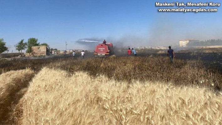 Buğdayın yandığını gören mahalleli tarlaya koştu