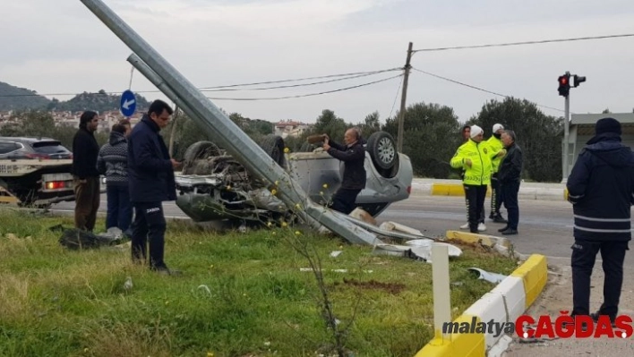 Burhaniye'de iki otomobil çarpıştı: 5 yaralı