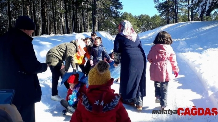 Burhaniyeli öğrenciler kar görmek için Kazdağına gitti