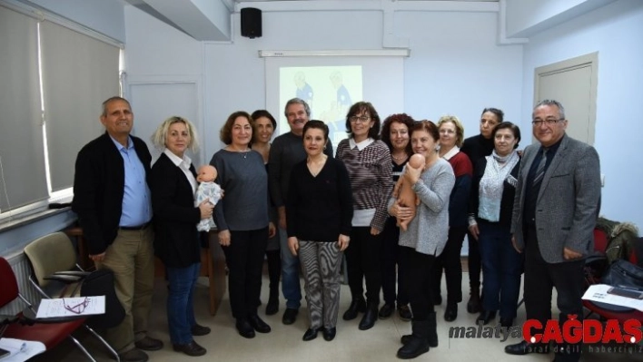 Büyükanne ve dedelere maket bebek üzerinde 'Torunumu beklerken' eğitimi