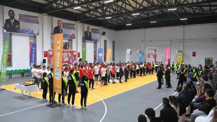 Büyükkılıç, sporcuların cumhuriyet coşkusuna ortak oldu