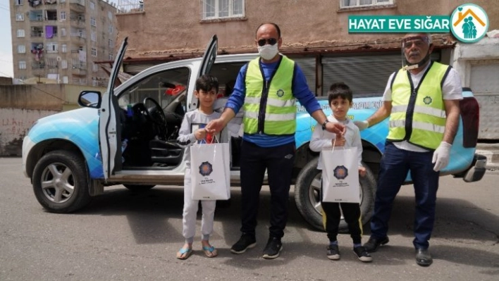 Büyükşehir Belediyesi ihtiyaç sahiplerine gıda kolilerini ulaştırmaya devam ediyor