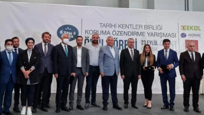 Büyükşehir belediyesi Surlardaki diriliş ödülünü aldı