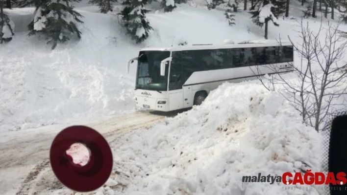 Büyükşehir Belediyesi, yolda mahsur kalan öğrencileri kurtardı