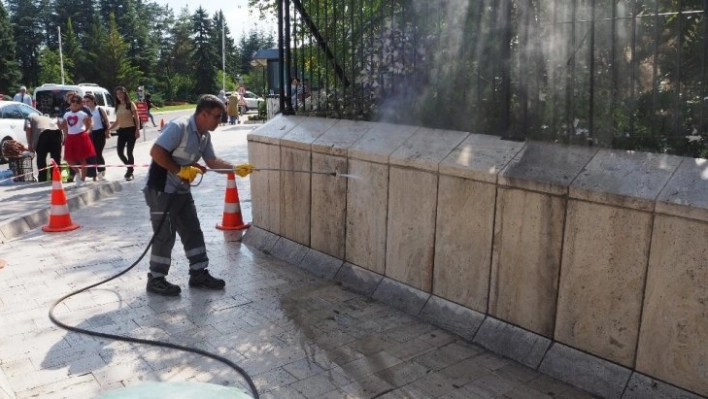 Büyükşehir'den Anıtkabir temizliği