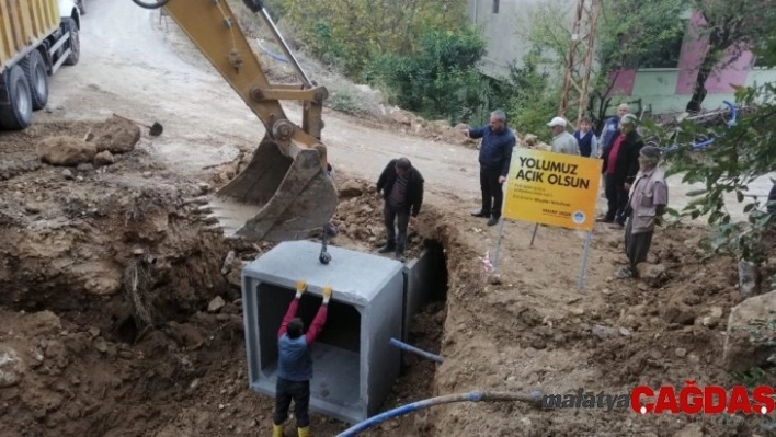 Büyükşehir ekipleri, yağışlardan zarar gören yolları onardı